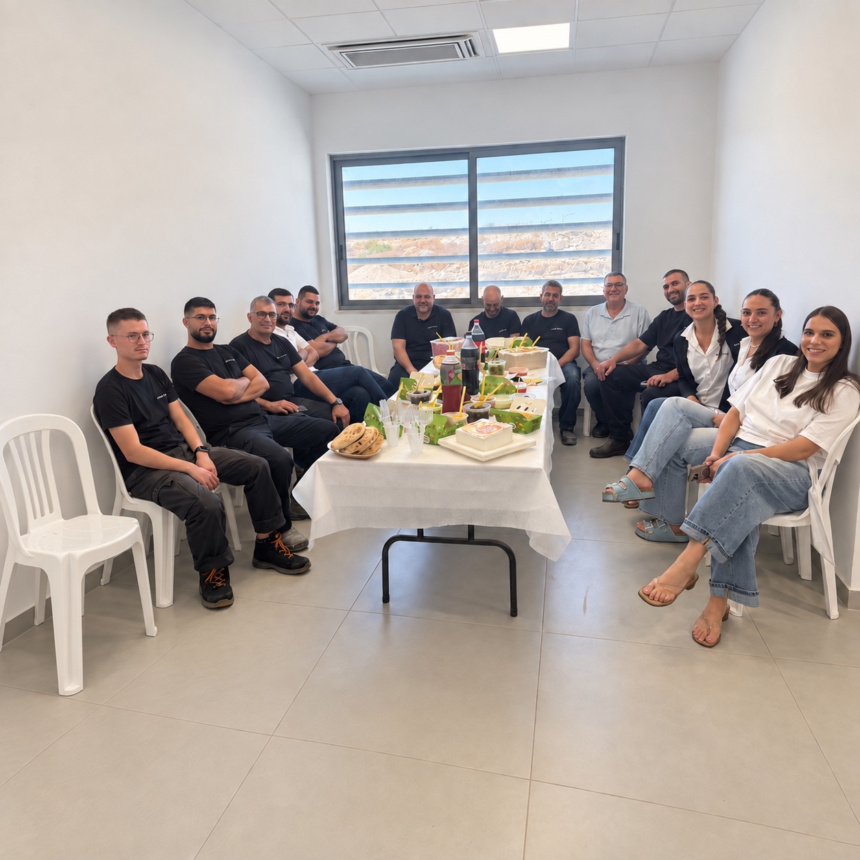 צוות דיצר קיה בית שמש בהרמת כוסית לרגל השנה החדשה